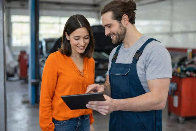 Dos personas en taller mirando una tablet