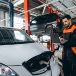 Coche eléctrico en un taller con mecánico